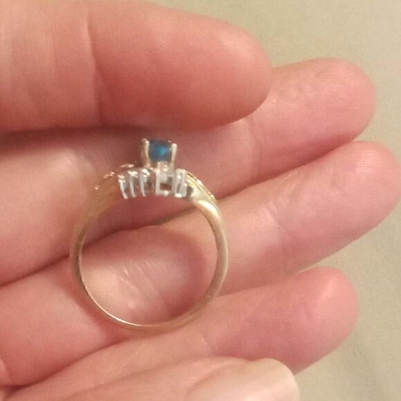 Avon 10 k natural ice blue topaz and diamond ring. Size 7.75 - Picture 5 of 7